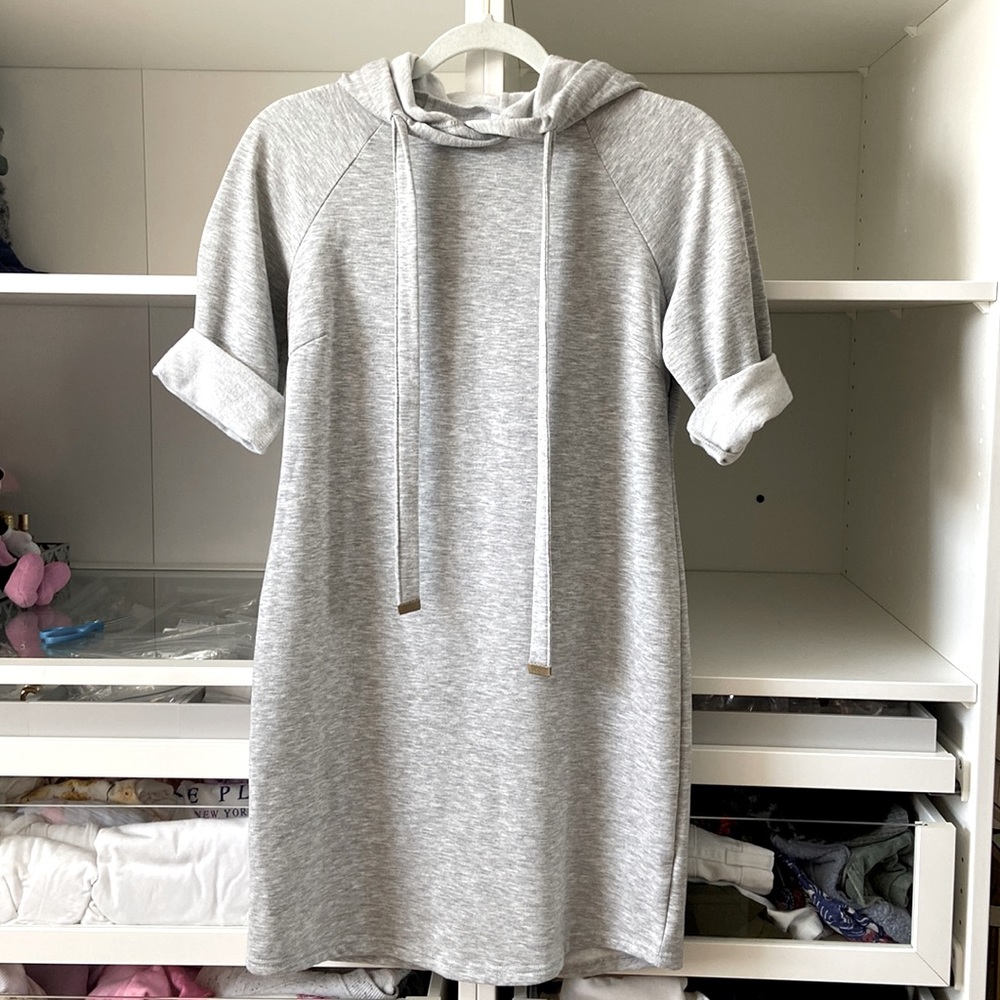 Sweatshirt dress with hood and short sleeves